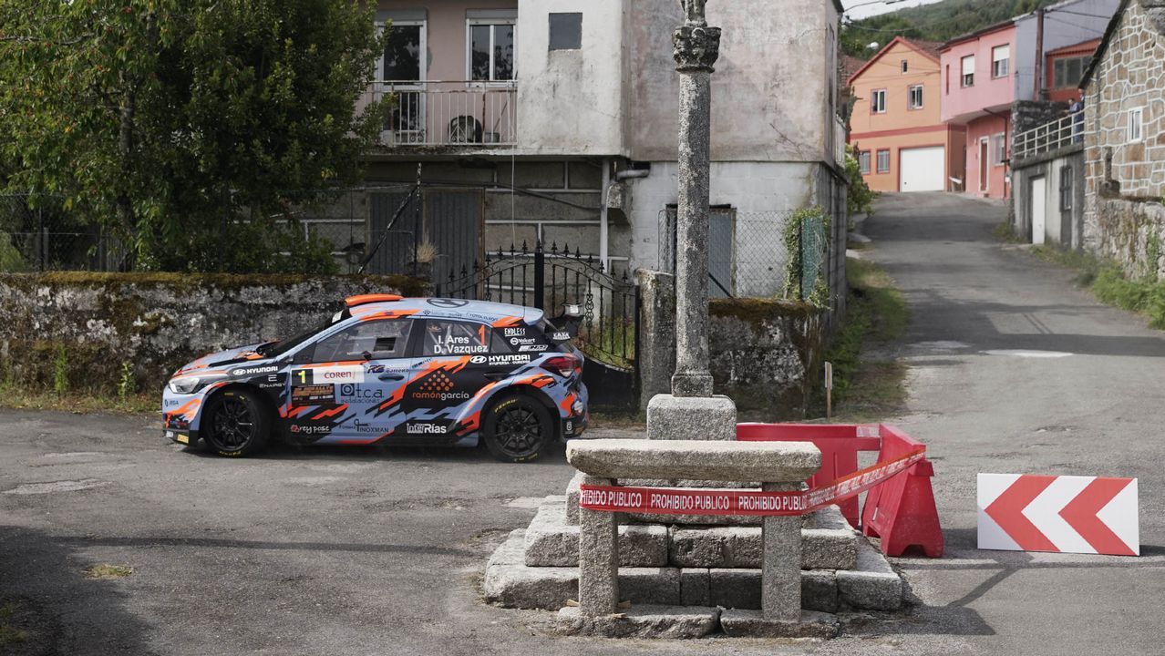 A todo gas en el pueblo de Barroso.La curva del Cruceiro fue un buen escenario para disfrutar del Rali de Ourense