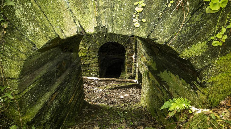 Estructuras de la antigua ferrería de Rodela, en Quiroga