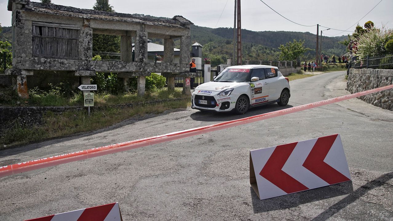 A todo gas en el pueblo de Barroso.La curva del Cruceiro fue un buen escenario para disfrutar del Rali de Ourense