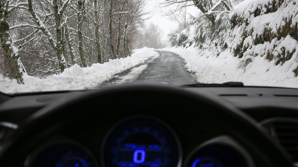 Así estaba este miércoles la carretera LU-P-5601 entre Seoane y Samos a la altura de Pedrafita do Courel
