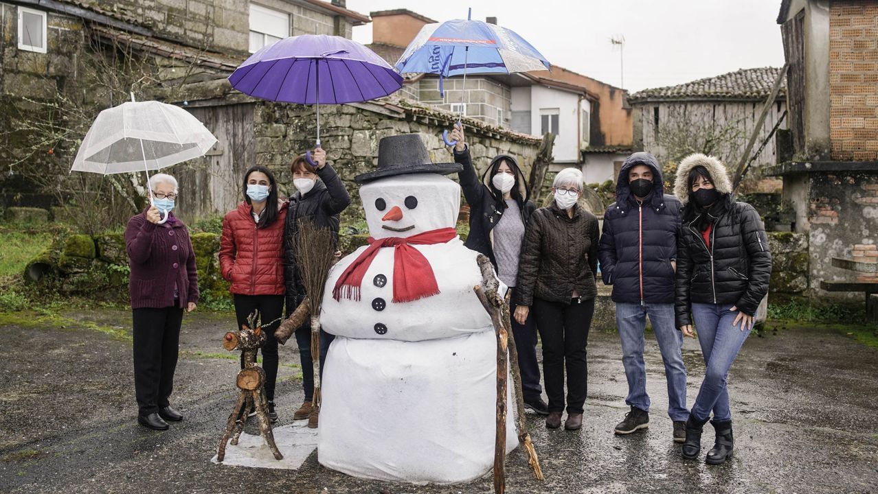 adornos reivindicativos.En Neboeiro decoraron el pueblo con motivos naturales y reivindican una mejor conexión a Internet