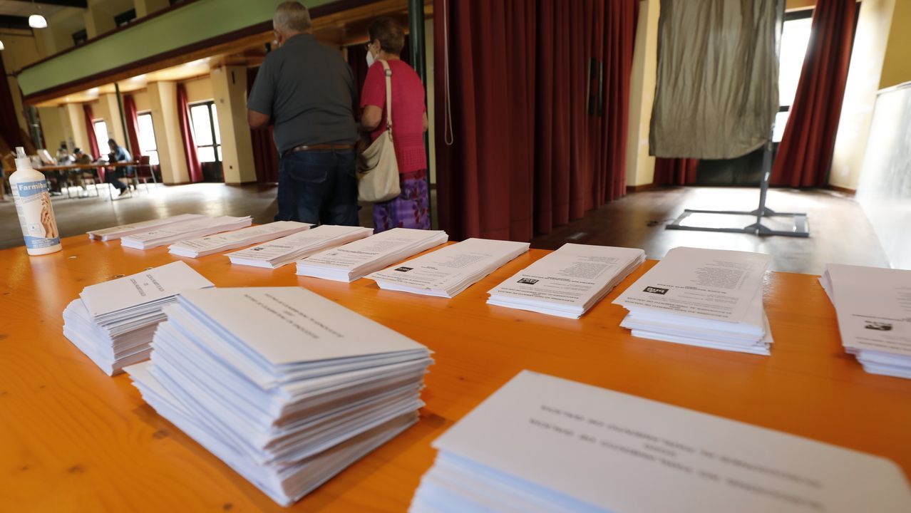 Por el coronavirus, Viveiro reubicó dos mesas electorales en la casa consistorial, donde en algunos momentos se formaron colas