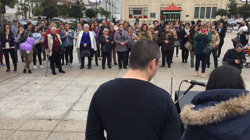 Concentración en Cee promovida por el Concello y el CIM
