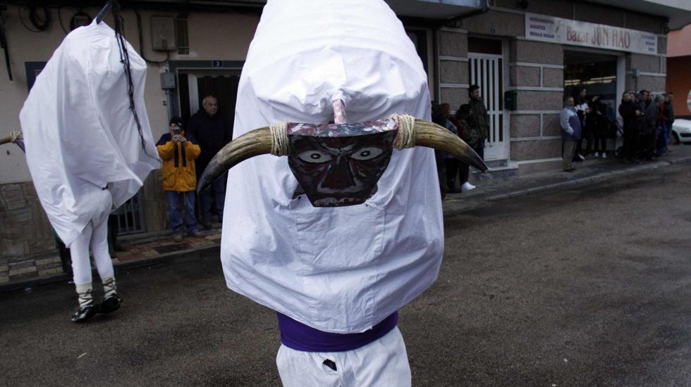 Mascarada ibérica.Cerca de 40 grupos y 800 personas participaron en la mascarada ibérica de Viana do Bolo