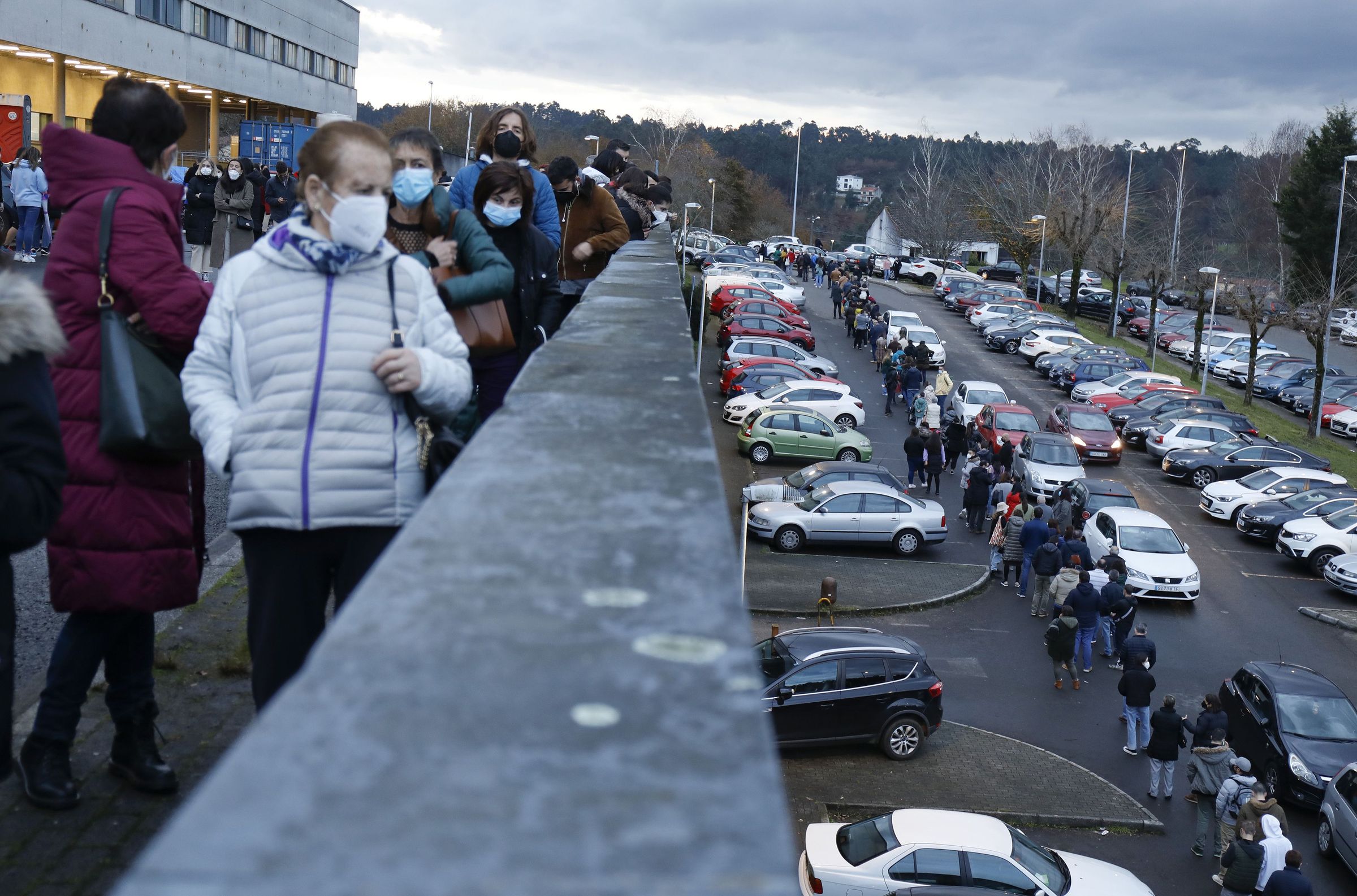 Colas para facer a PCR sin cita e gratuita no Hospital Xeral. 21/12/2021