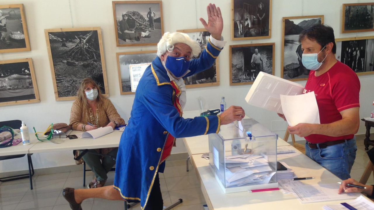 En A Mariña, algunos votaron hasta disfrazados