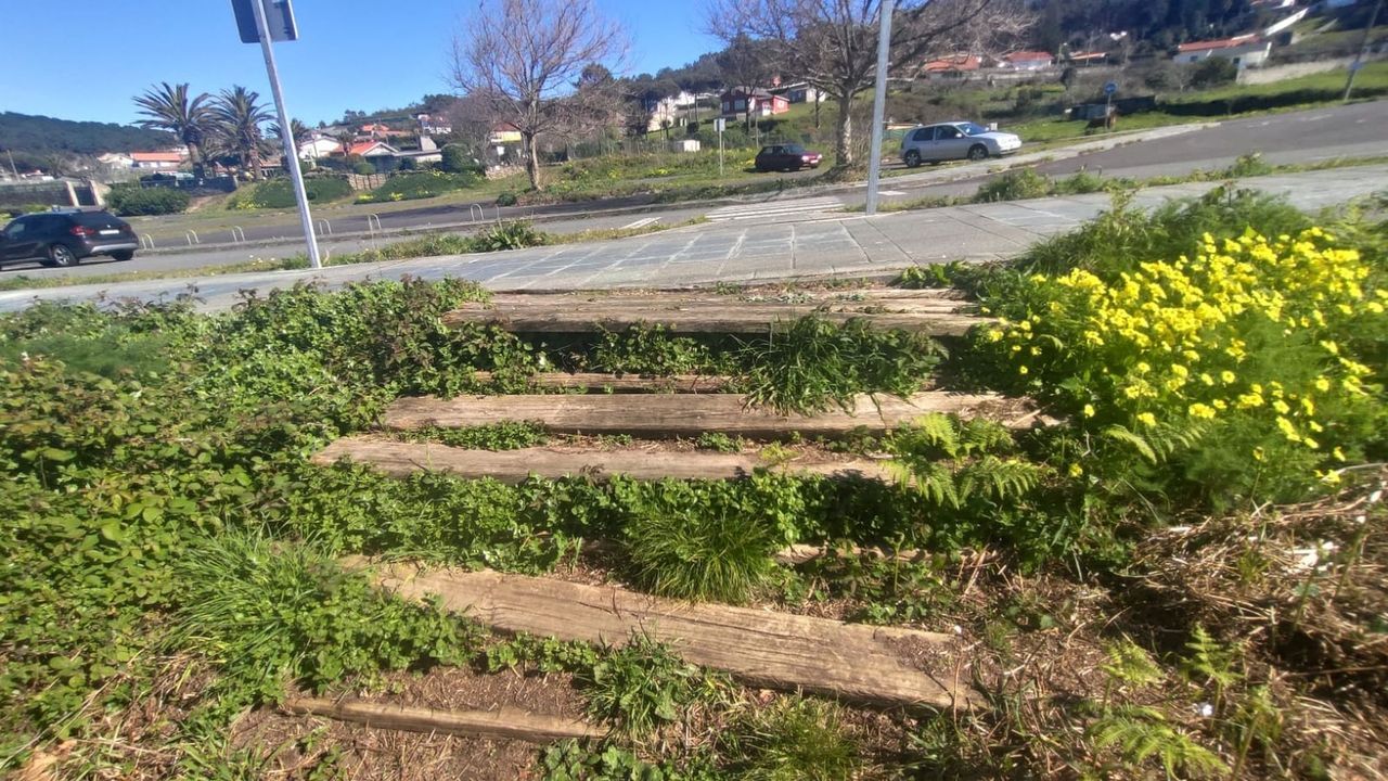 Los tablones de madera en mal estado se van a cambiar con la obra proyectada por el Concello