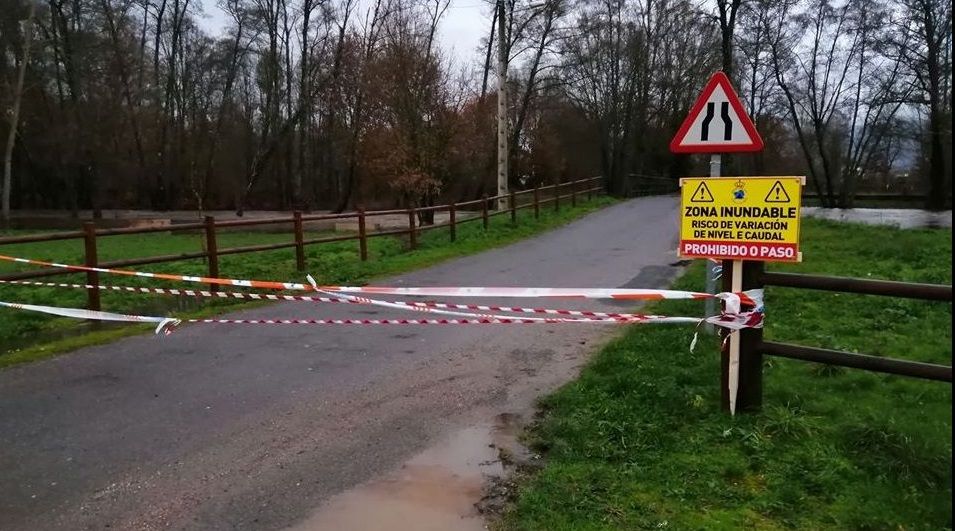 ASÍ HA CASTIGADO EL TEMPORAL A OURENSE.La subida del río obligó a cortar la carretera de Vilela (Verín) a A Pousa (Monterrei)