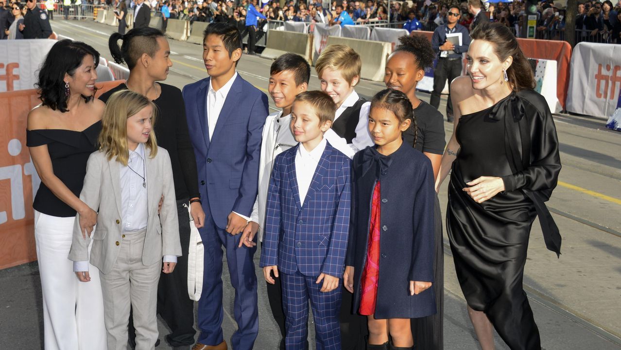.Angelina Jolie junto a sus seis hijos y dos amigos de estos.