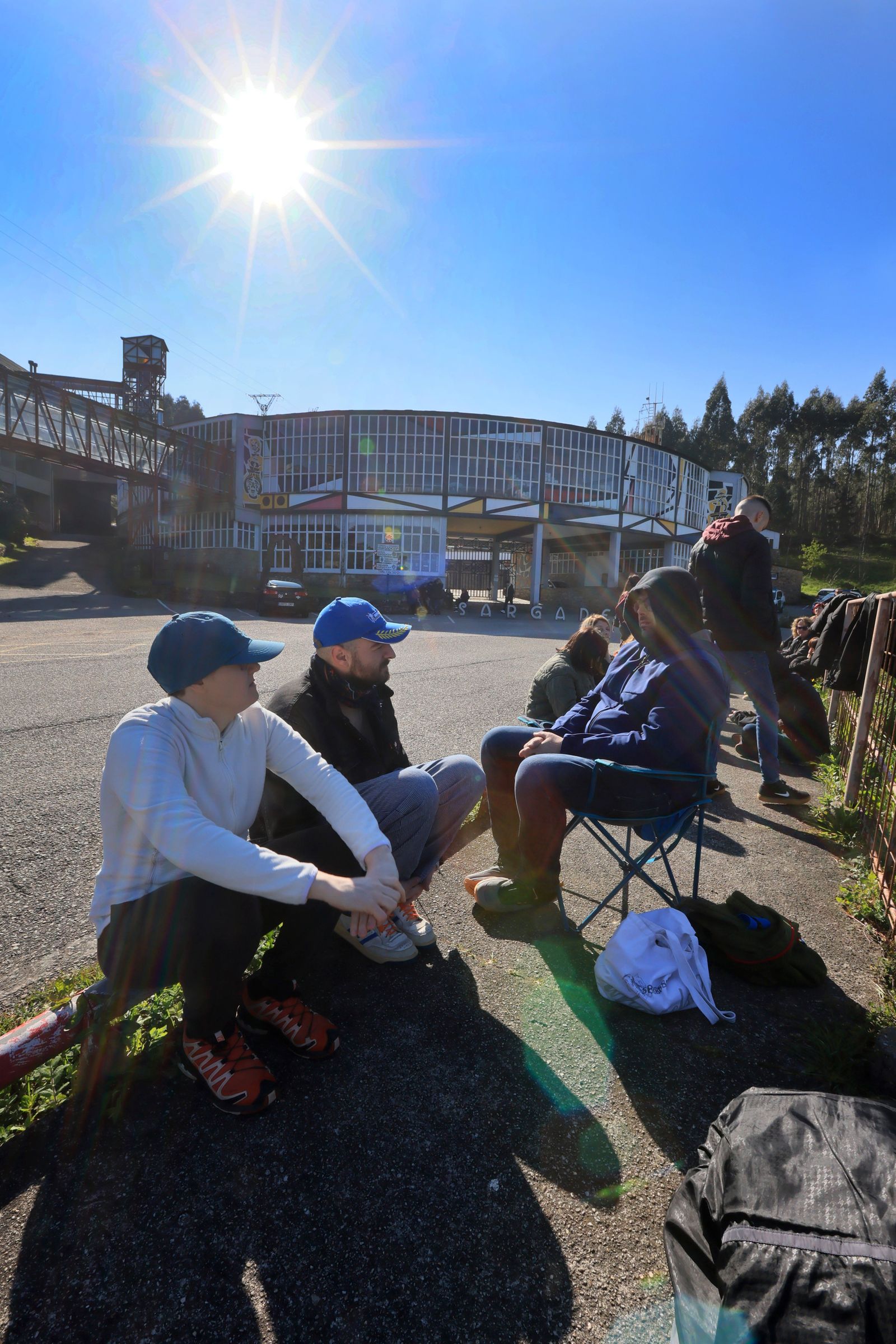 Os luns ao sol en Sargadelos. Traballadores da fbrica s portas da factora. 07/04/2025