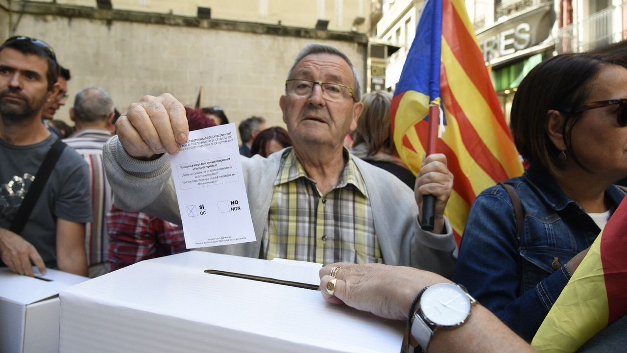 .Concentración contra las detenciones y registros en Barcelona celebrada en la plaza Paeria de Lleida