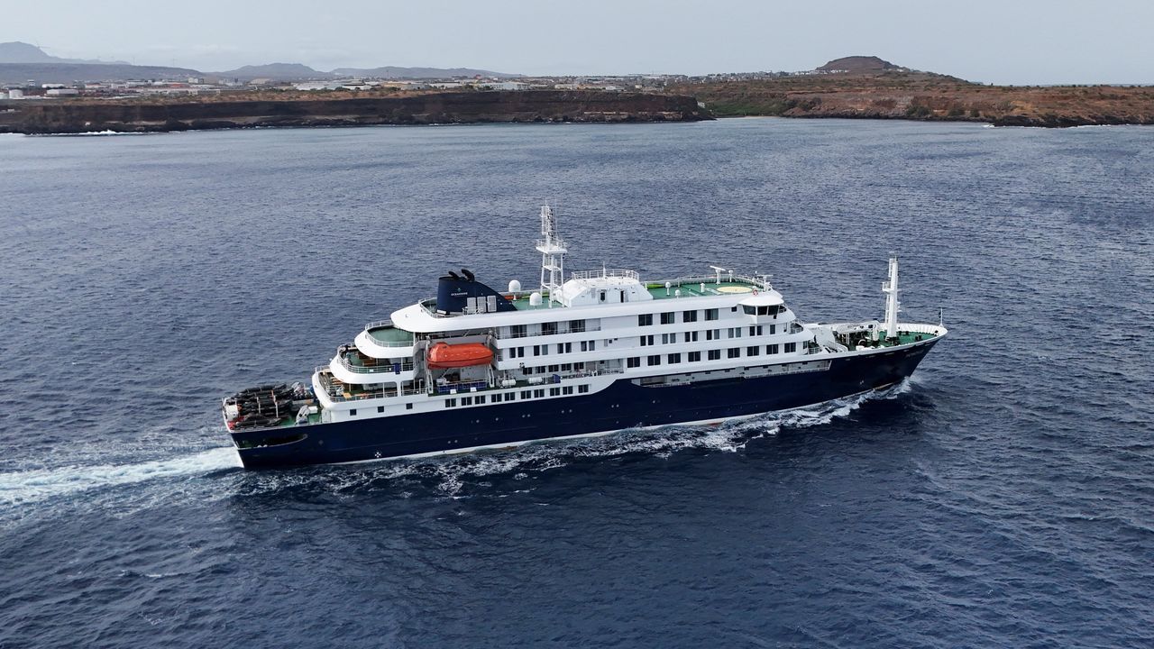 Una imagen tomada con dron muestra el crucero MV Hondius saliendo de Praia, Cabo Verde, y dirigi�ndose a Tenerife.