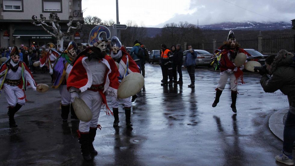 Mascarada ibérica.Cerca de 40 grupos y 800 personas participaron en la mascarada ibérica de Viana do Bolo