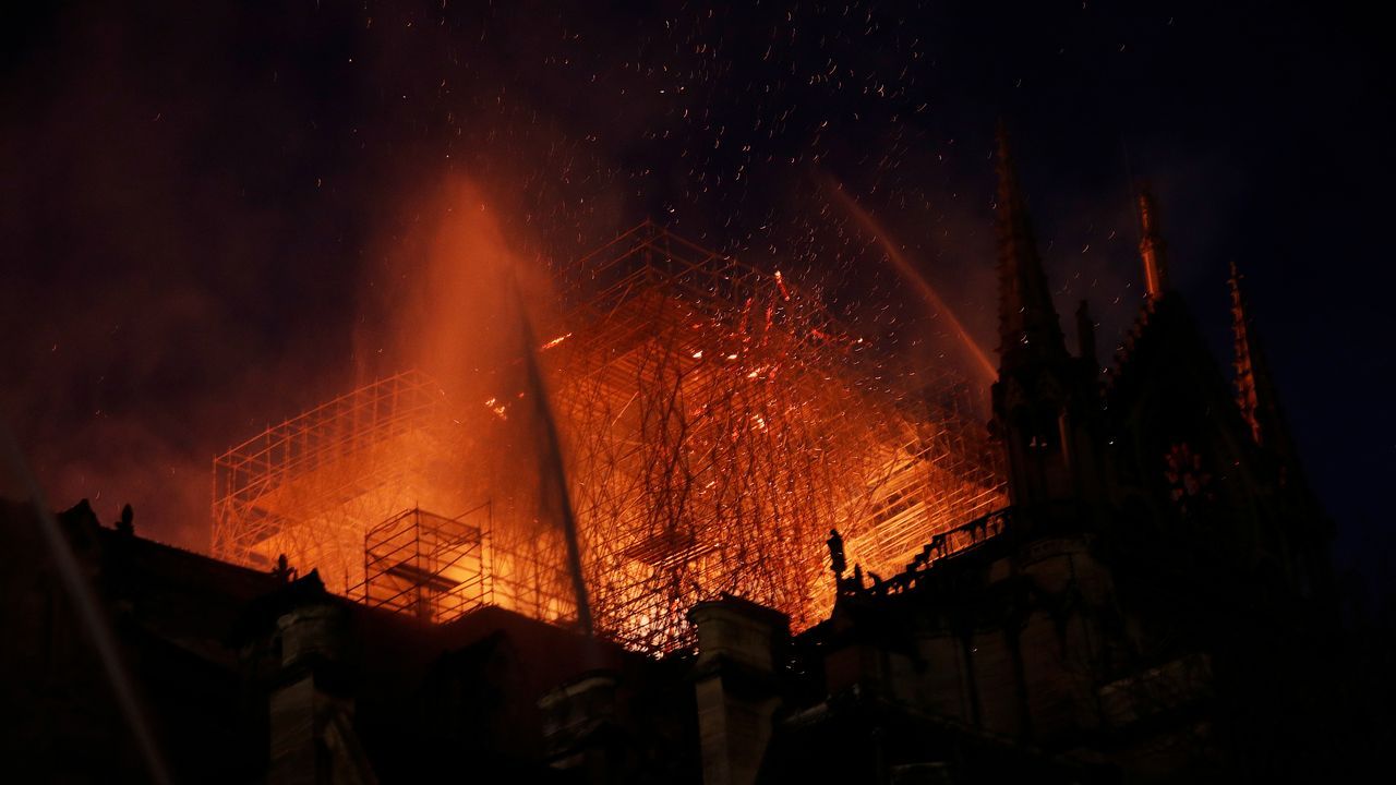 Unos bomberos dentro de la Catedral de Notre Dame