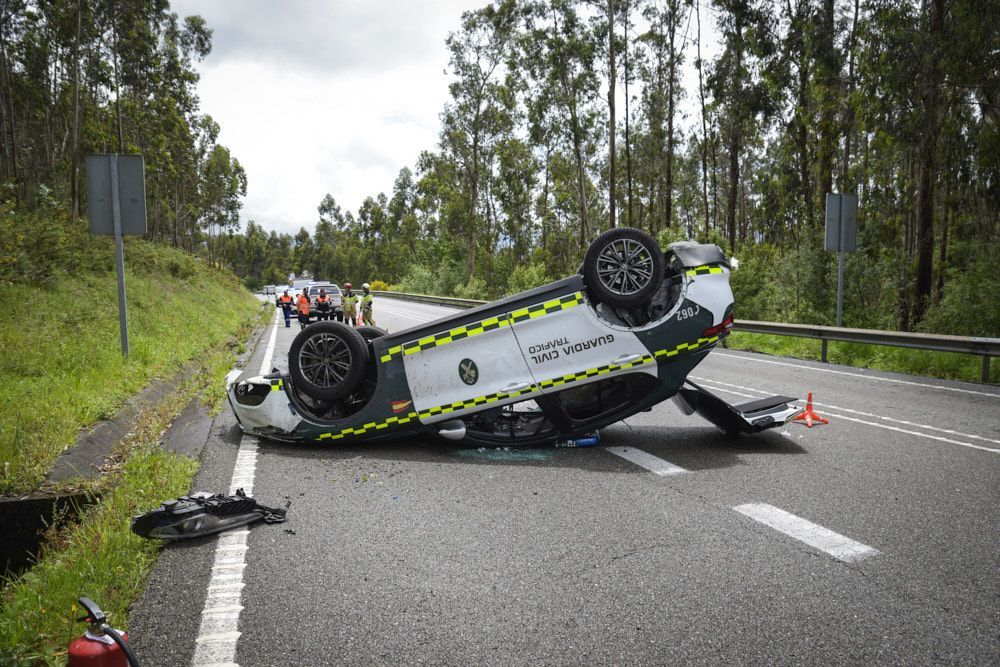 A vtima foi desta vez a garda civil, con un coche patrulla volcado en Caldas. 12/05/2025