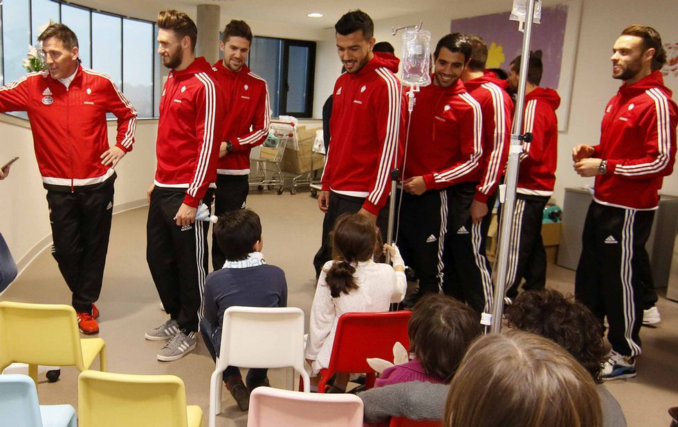 <span lang= es-es >Berizzo y la plantilla visitaron el Hospital Álvaro Cunqueiro</span>. La plantilla del Celta cumplió con la tradición navideña y visitó a los niños ingresados en el Hospital Álvaro Cunqueiro de Vigo para entregarles regalos y vivir un momento agradable con ellos.