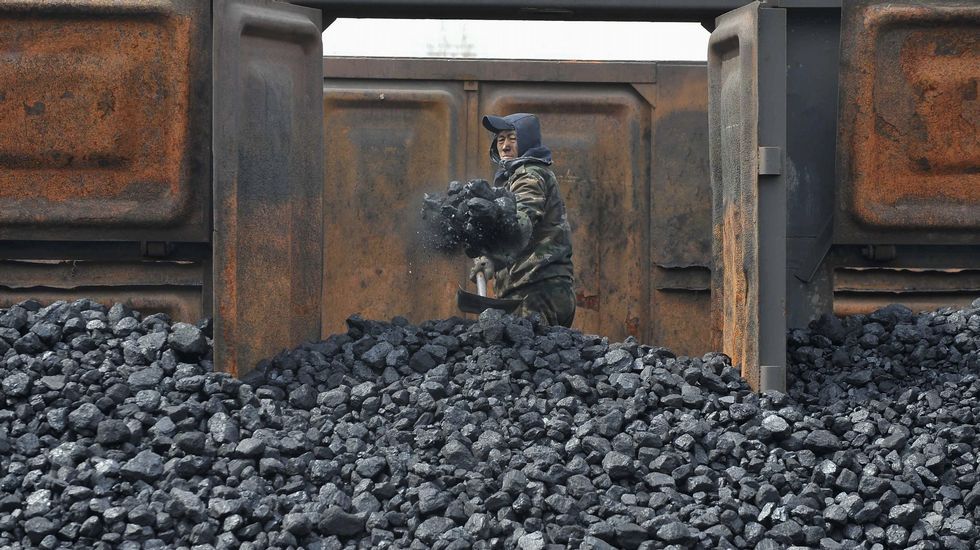 Un trabajador de un depósito de carbón en la provincia china de Liaoning.