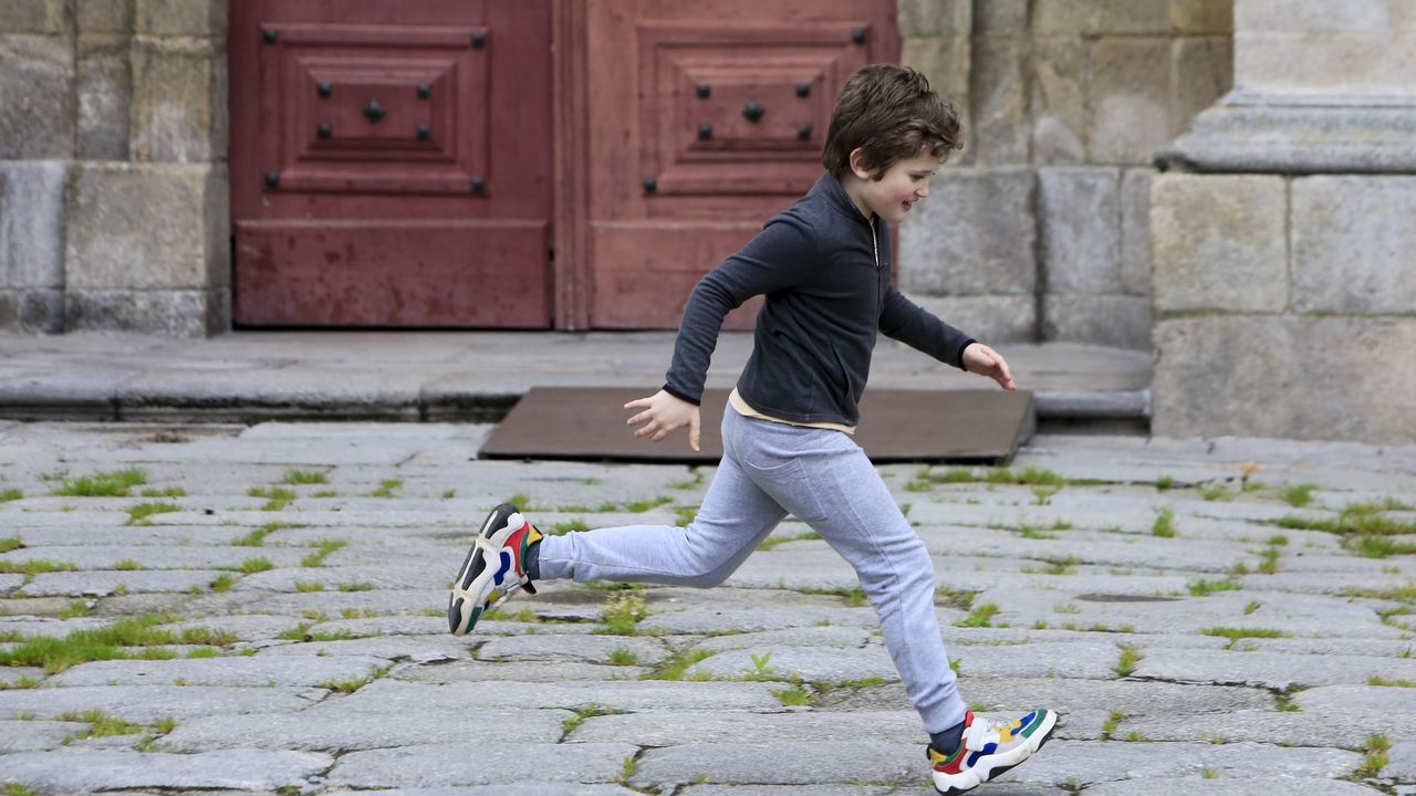 Pablo corriendo por el atrio de la Catedral