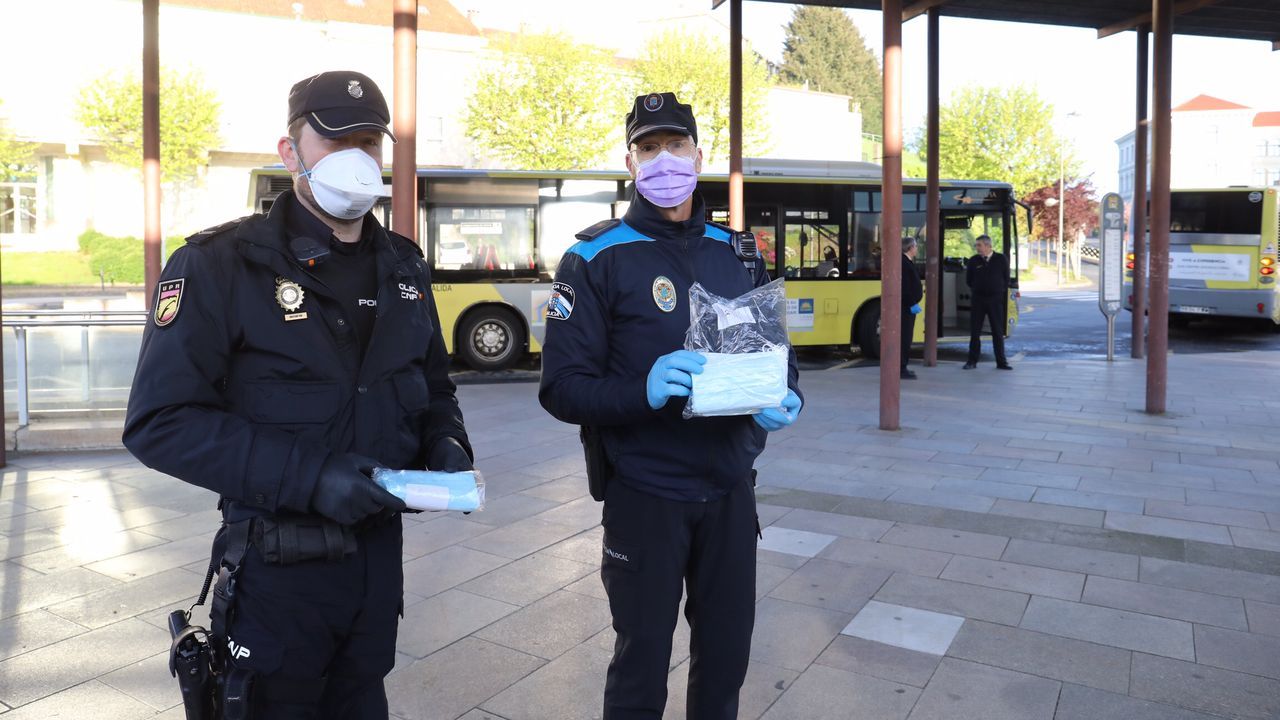 Reparto de mascarillas en la estación de autobuses de Santiago