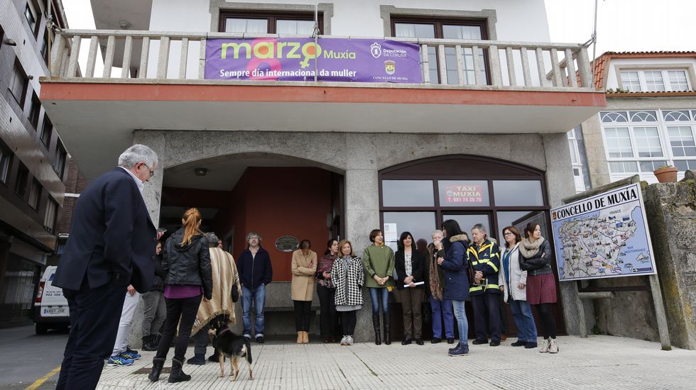 Concentración delante del consistorio de Muxía