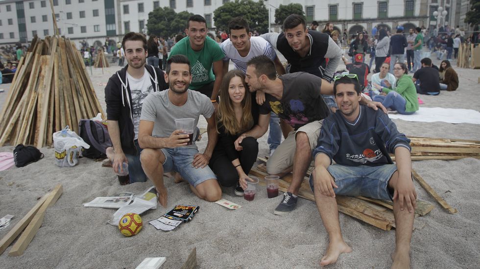Así estaba la playa del Orzán a las 10.30 horas con los «sanjuaneros» tomando posiciones