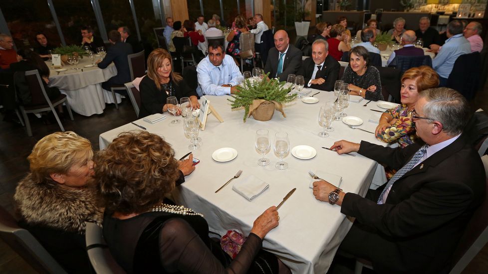 Homenaje al inspector jefe José Antonio Rilo en la cena benéfica de Renacer