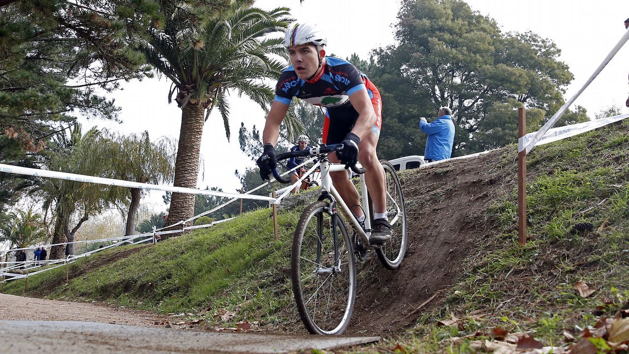 Prueba de Ciclocrós en el Pinar del paseo martítimo de Praia Xardín.