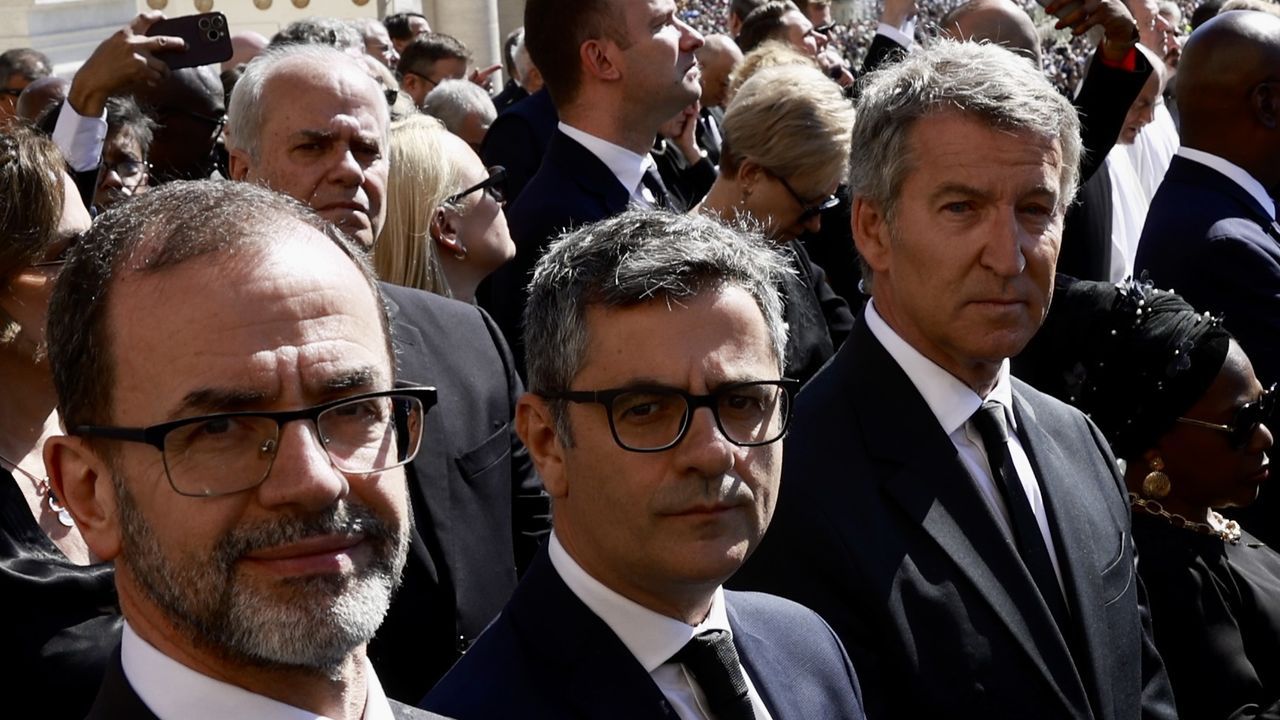 El ministro de Presidencia, F�lix Bola�os (c), y el l�der del Partido Popular, Alberto N��ez Feij�o (d), en la plaza de San Pedro