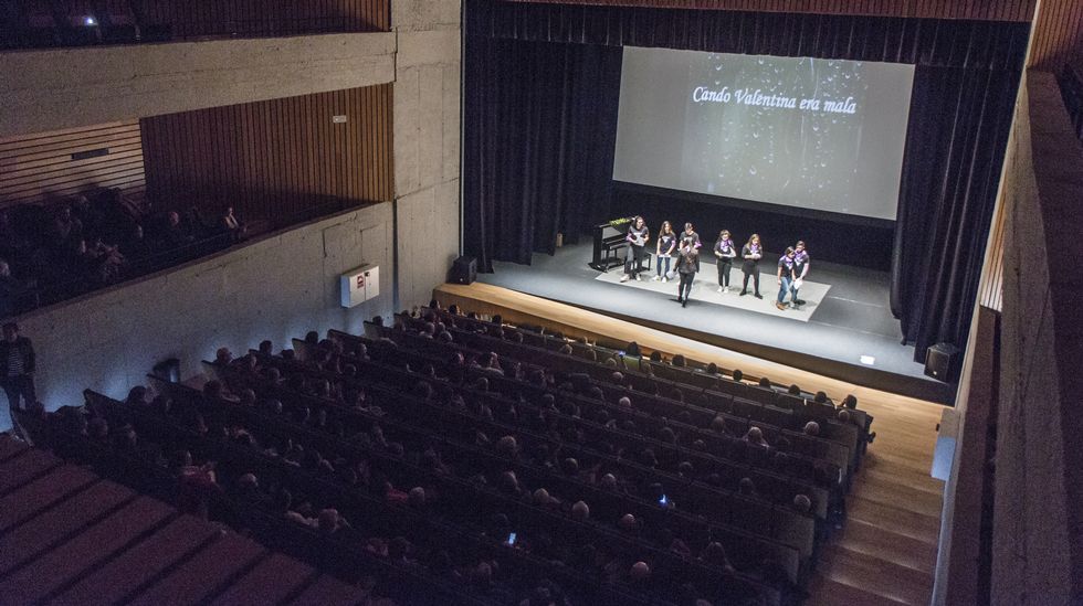 25n.En Verín, más de 400 personas asistieron a la gala celebrada en el auditorio