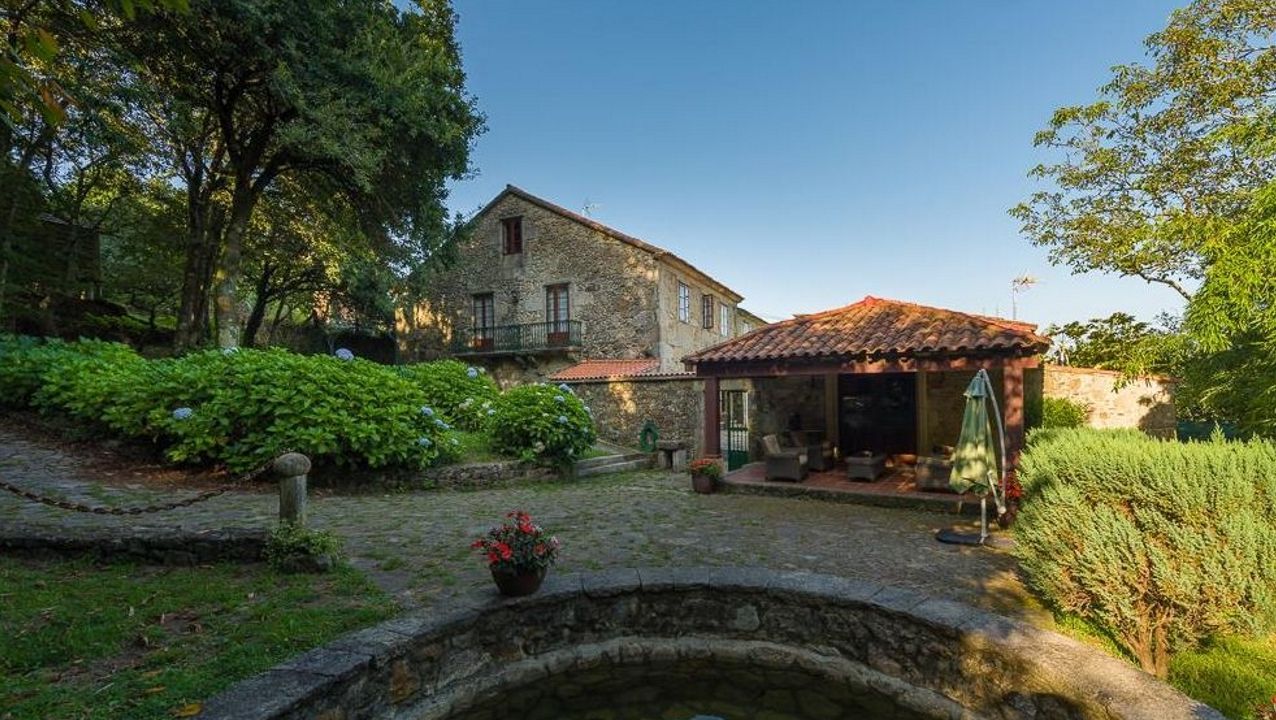 El emplazamiento en el que se sitúa la vivienda, con vistas a la ría de Muros, y el enorme terreno que la rodea son los principales puntos fuertes de una propiedad que llegó a estar a la venta por más de 4 millones