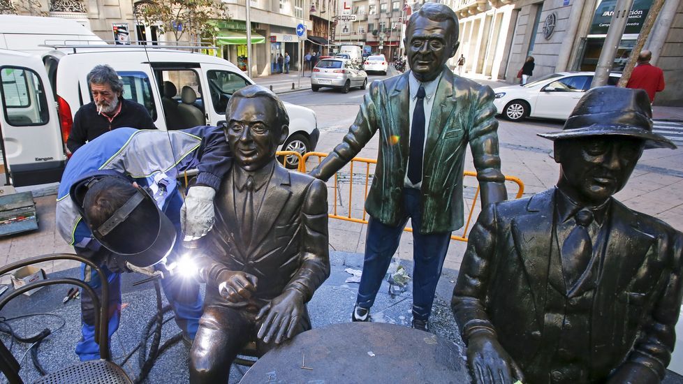 Reposición del brazo de la escultura de Paz Andrade