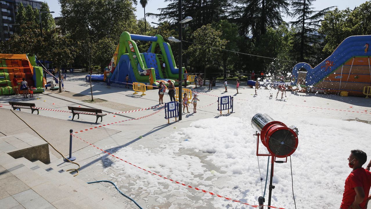 ola de calor.Colchonetas de agua en el Xardín do Posio