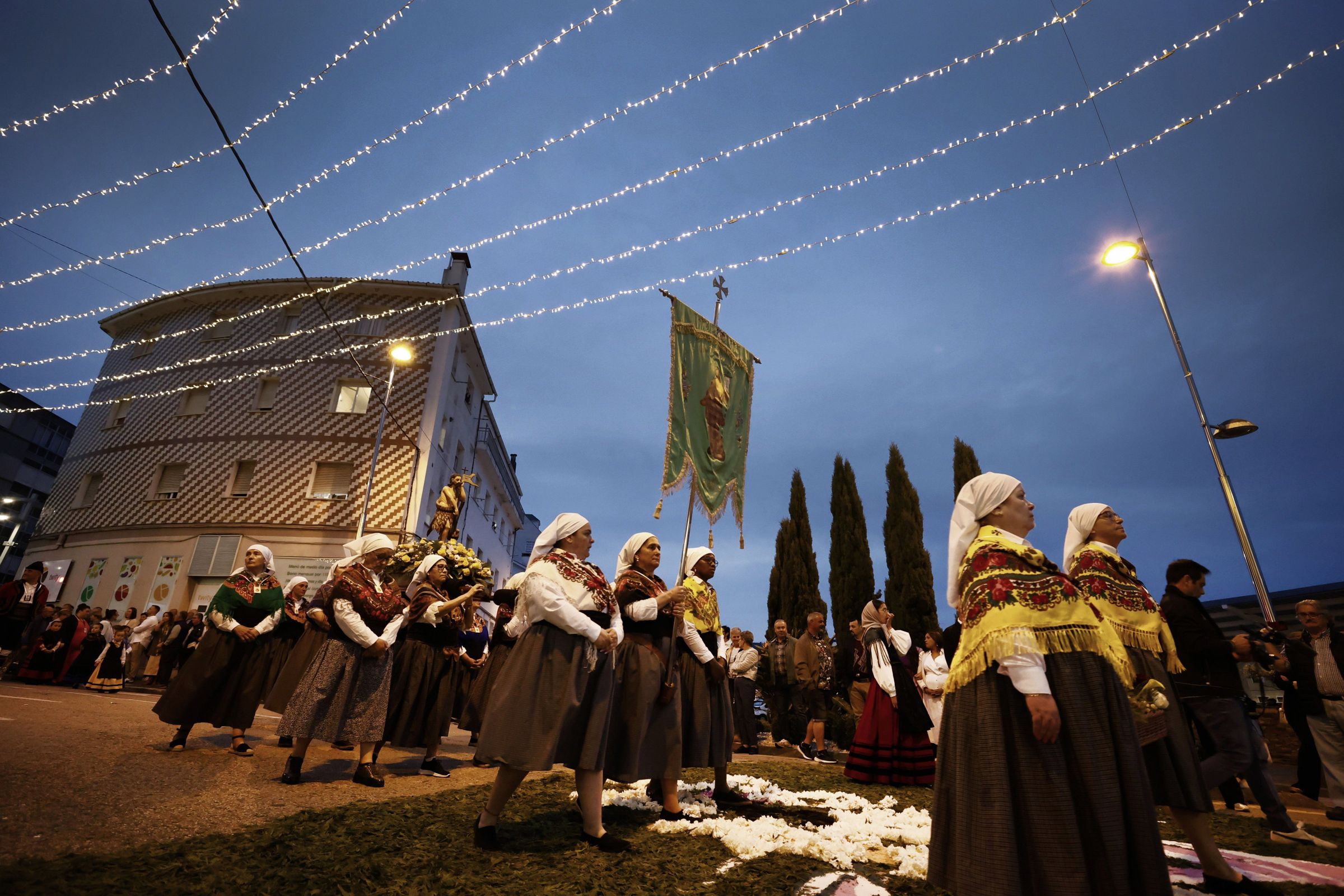 Procesin de baixada ao porto da Virxe do carme para a procesin martima das festas de Burela. 05/2025