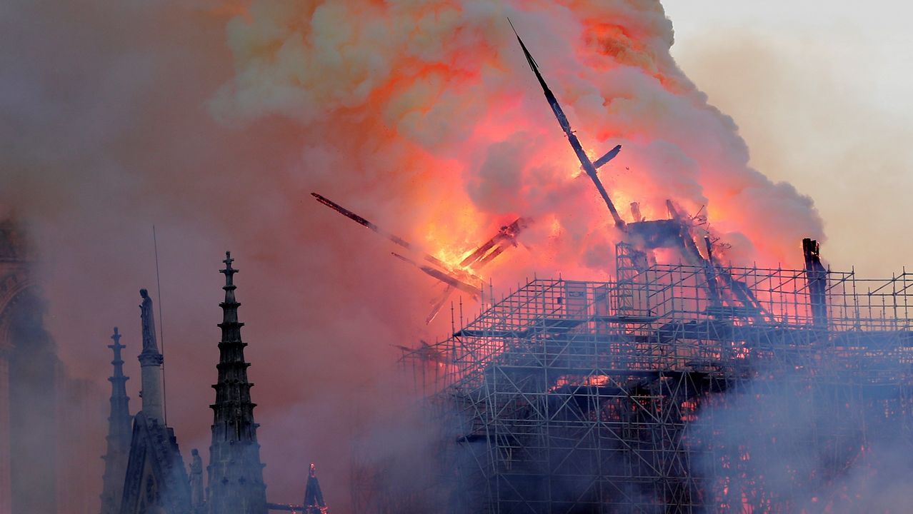 Unos bomberos dentro de la Catedral de Notre Dame