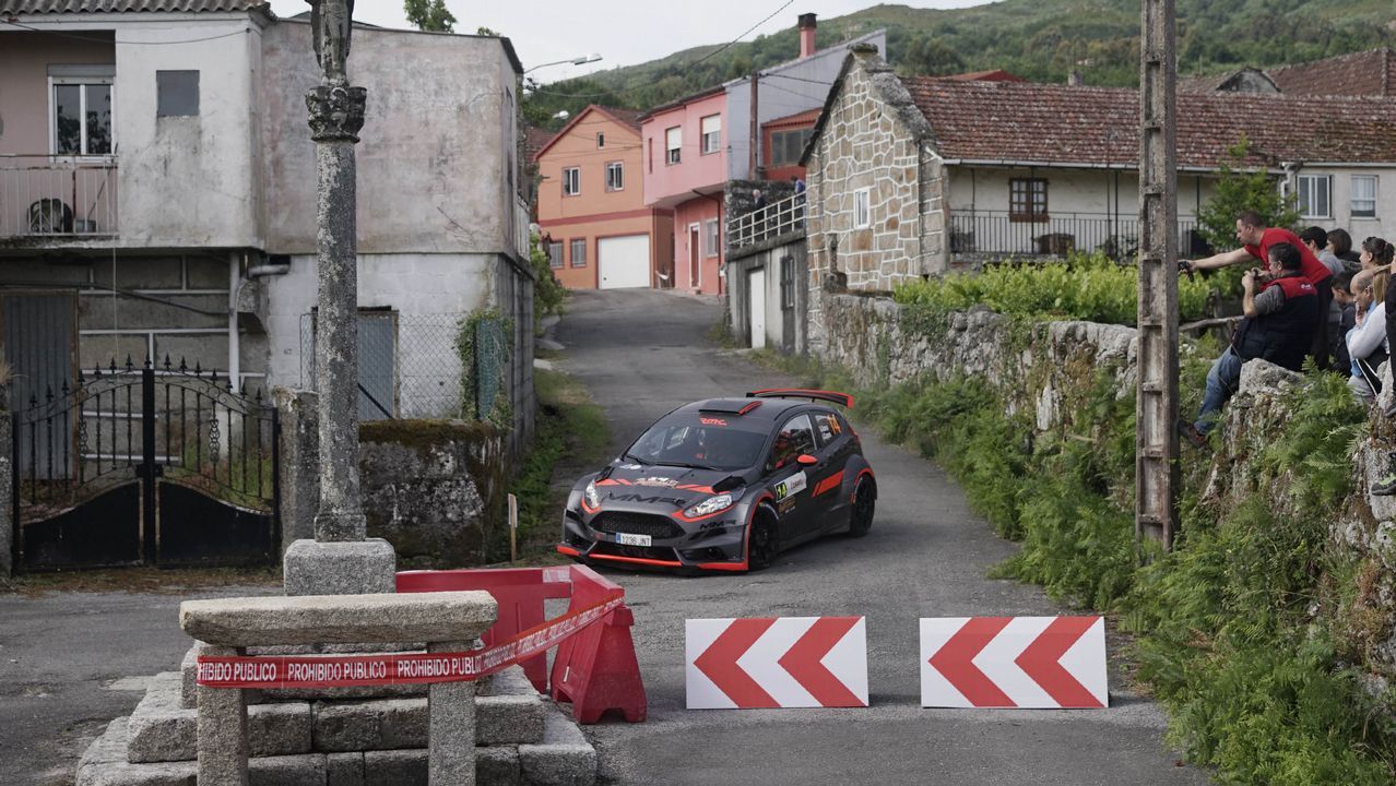 A todo gas en el pueblo de Barroso.La curva del Cruceiro fue un buen escenario para disfrutar del Rali de Ourense