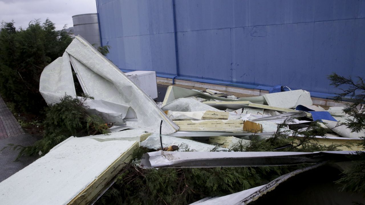 .Restos del tejado de la fábrica en Arteixo, enfrente de Pescanova