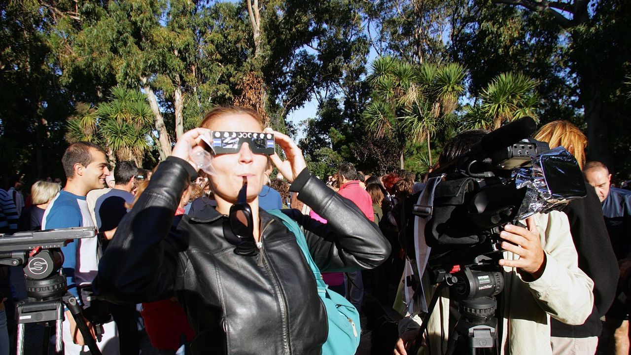 ECLIPSE ANULAR DE SOL EN A CORUÑA ECLIPSE SOLAR CON GENTE EN EL PARQUE DE SANTA MARGARITA CON APARATOS CEDIDOS POR LA CASA DE LAS CIENCIAS, EN EL 2005