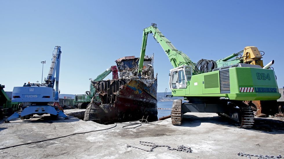 Desguace del atunero Albacora Diez en el puerto de Marín