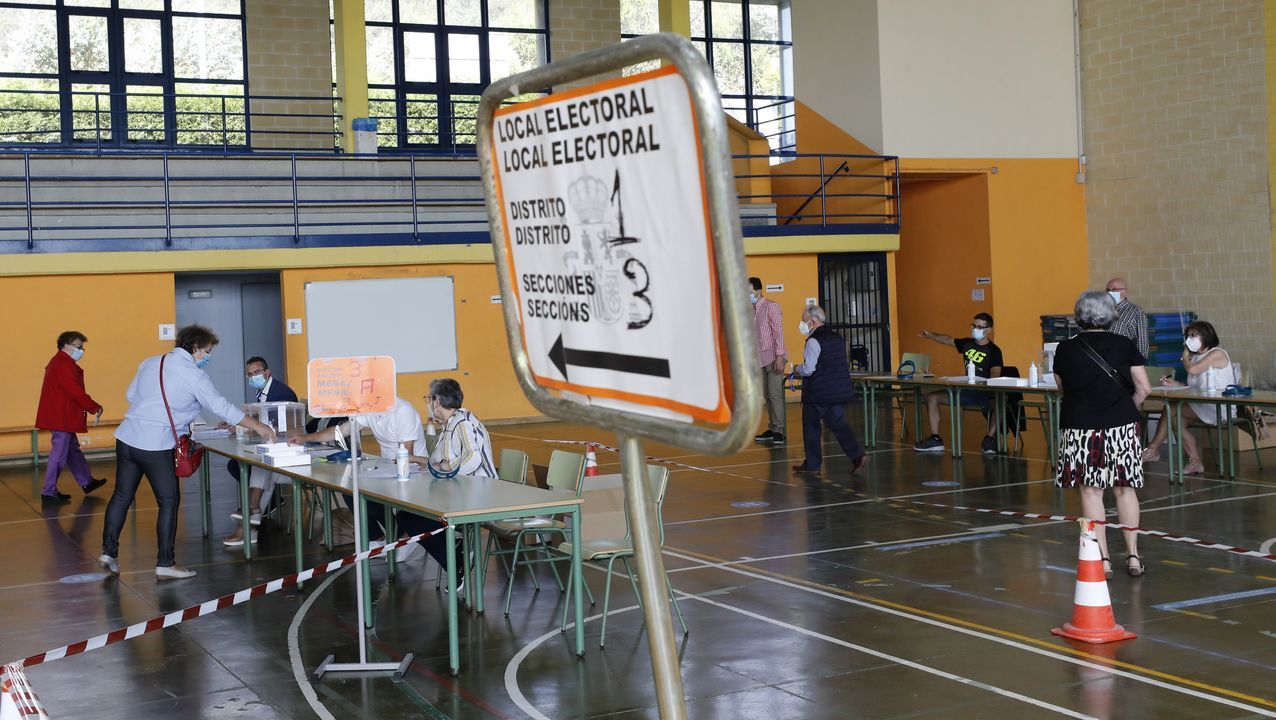 En A Mariña, algunos votaron hasta disfrazados