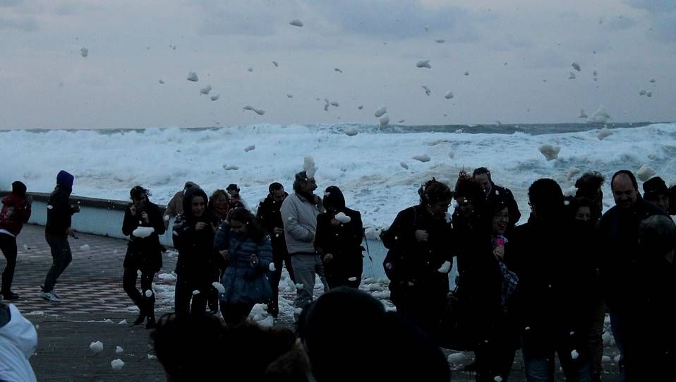 Una lluvia de espuma sorprende a los viandantes de Baiona