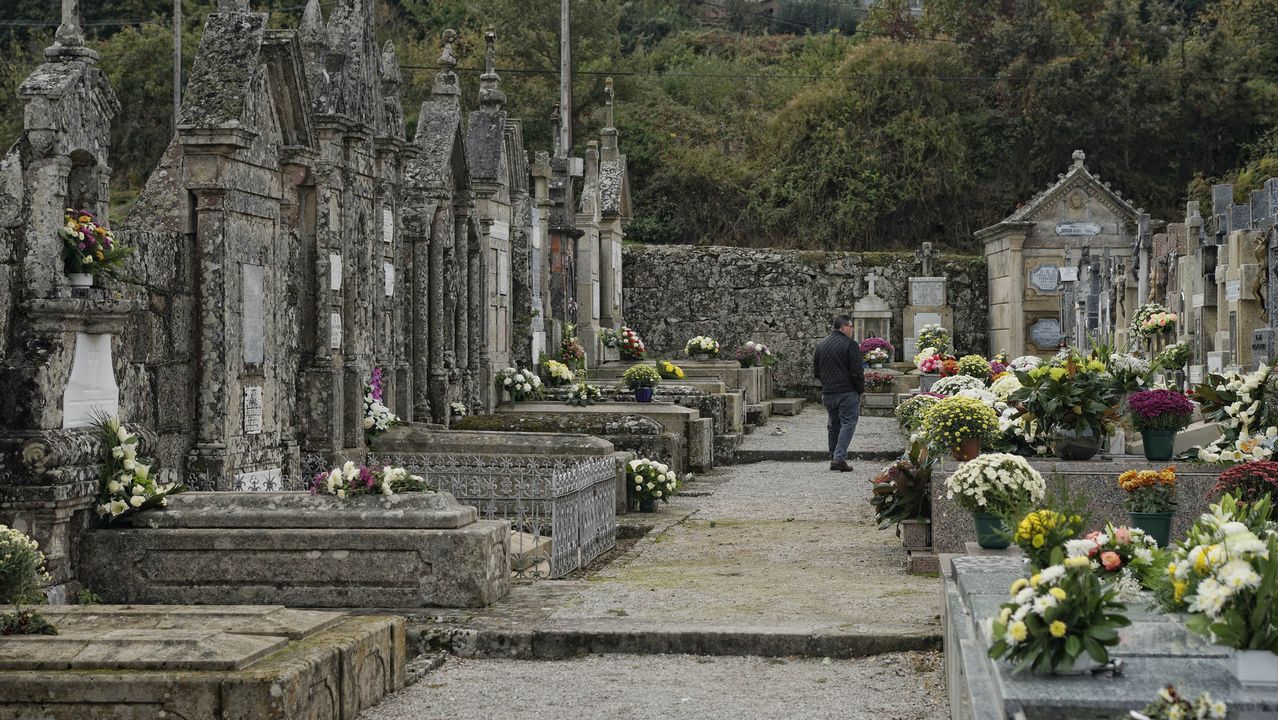 Cementerios singulares de Ourense.Cementerio parroquial de San Verísimo en Celanova. Acoge la tumba del poeta Celso Emilio Ferreiro.