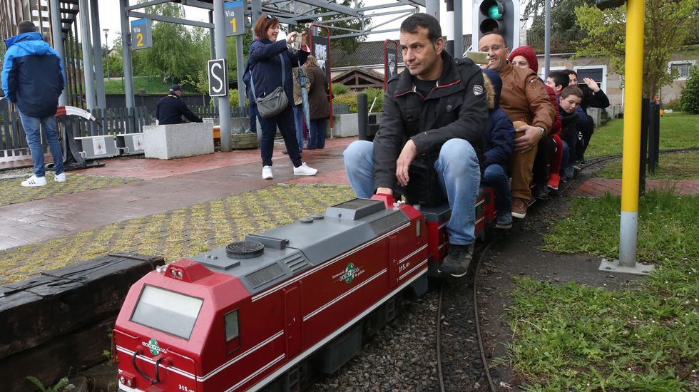 La lluvia no pudo con el puente.En el parque ferroviario Carrileiros de Foula se celebró la Xuntanza de Trens