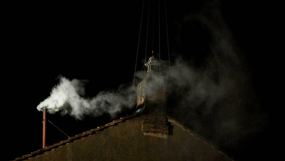 A las 19.06 horas del 13 de marzo de 2013 se produjo la fumata blanca que anunciaba el acuerdo entre los cardenales con derecho a voto que escogieron a Jorge Mario Bergoglio como papa.