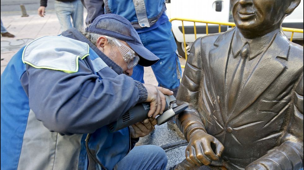 Reposición del brazo de la escultura de Paz Andrade