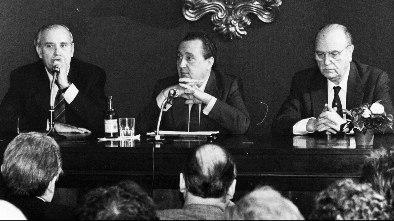 El exministro de Justicia Pio Cabanillas Gallas durante una conferencia de prensa en una visita a Santiago junto a Gerardo Fernández Albor como presidente de la Xunta de Galicia y Jose´Manuel Romay Beccaría como concelleiro