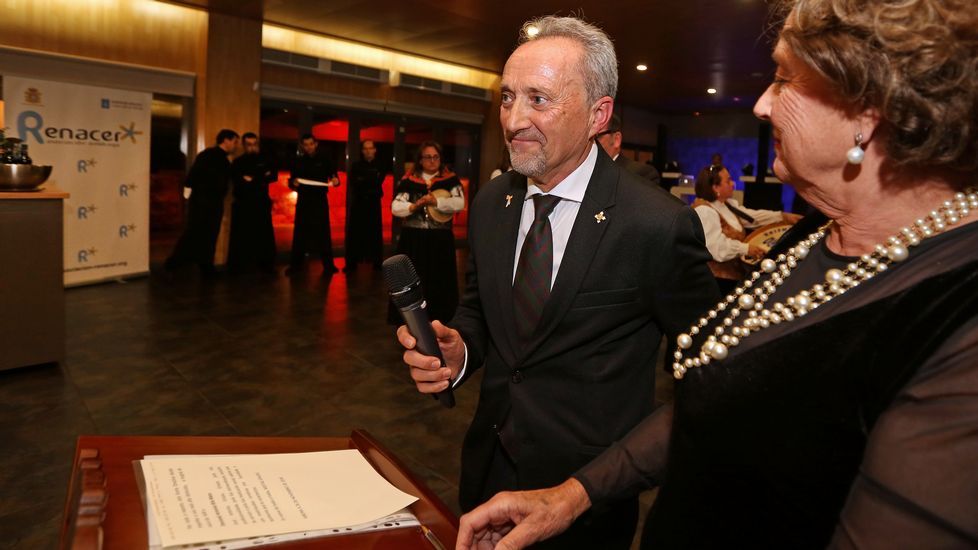 Homenaje al inspector jefe José Antonio Rilo en la cena benéfica de Renacer