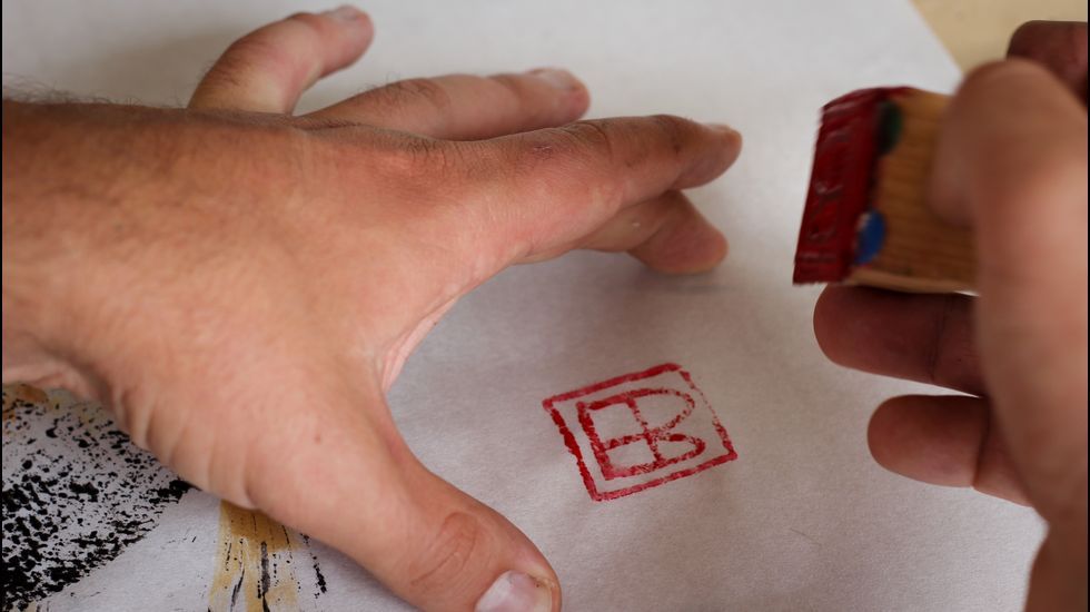 peixes de tinta.Los sellos se aplican sobre el estampado acabado para darle un toque de vitalidad y autoría