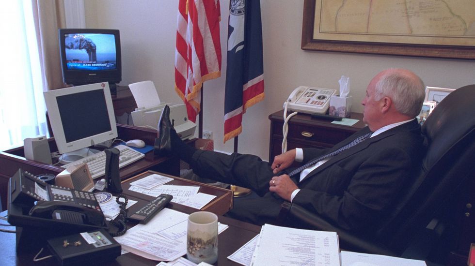 Dick Cheney ve por televisión las informaciones sobre el atentado, horas después de que se produjera el 11-S