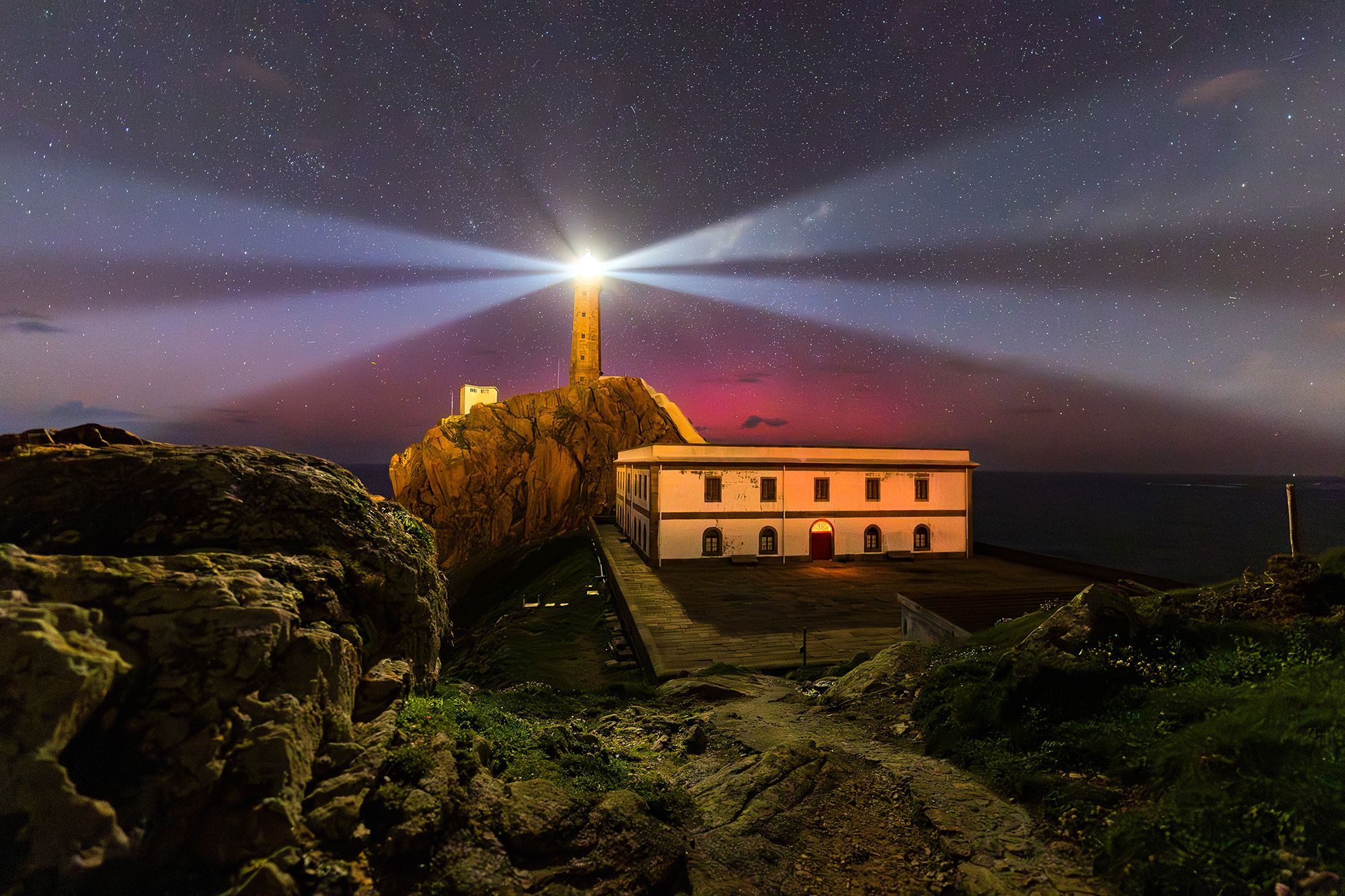 O xoves 17 de abril poidemos volver a disfrutar das auroras boreales dende o Faro Viln, en Camarias. 17/04/2025