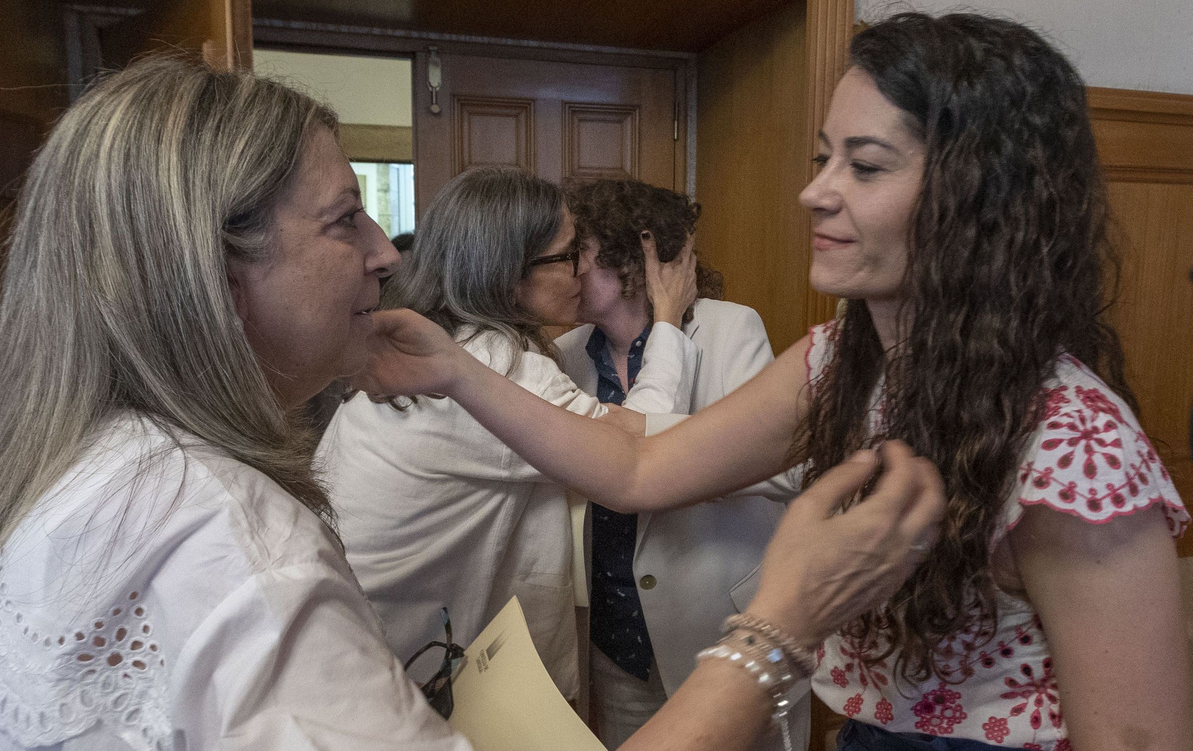 En primer termo, Mila Castro sada a Mara Rozas, mentras que ao fondo Mercedes Rosn sauda a Goretti Sanmartn, tralo pleno no que os seis cencelleiros do PSOE votan a favor da ordenanza para regular as vivendas de uso turstico. 24/06/2024